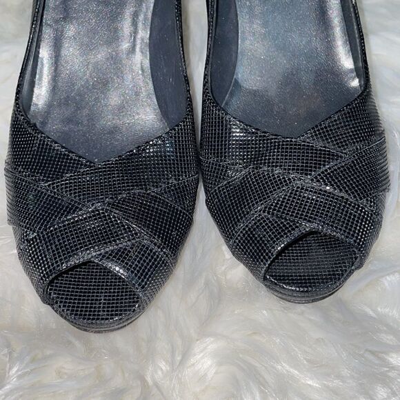 Stuart Weitzman Black Leather Shiny Peep Toe pumps - Picture 7 of 9